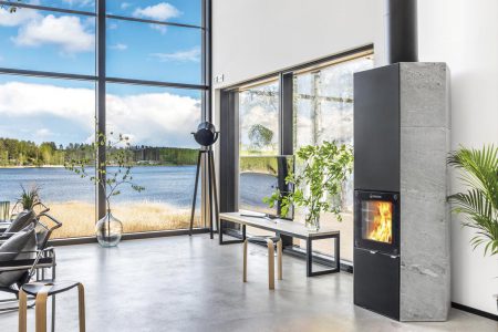 Der klarlinige Calor ist ideal für ein modernes energieeffizientes Haus mit Erdwärme – als Heizlösung und als dekorativer Teil der Einrichtung. Dank des sechseckigen Grundrisses ist man bei der Wahl des Aufstellungsortes nicht nur an eine Alternative gebunden.