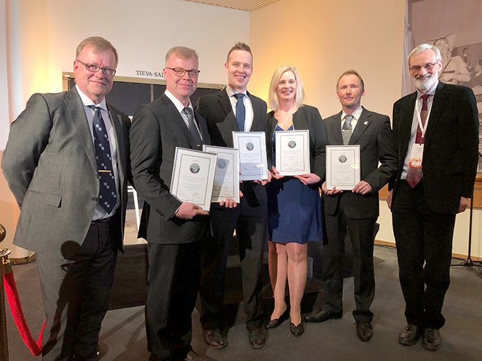 Johannes Uusitalo, CEO of NunnaUuni, receiving the Black Carbon Campaign prize, together with Virpi Kroger of Neste and Tapio Siren of Wärtsilä, and Hannu Murtokare of the Central Association of Chimney Sweeps. The awards were presented by Jouni Keronen of the Climate Leadership Coalition and Mikael Hildén of the Finnish Environment Institute (SYKE).