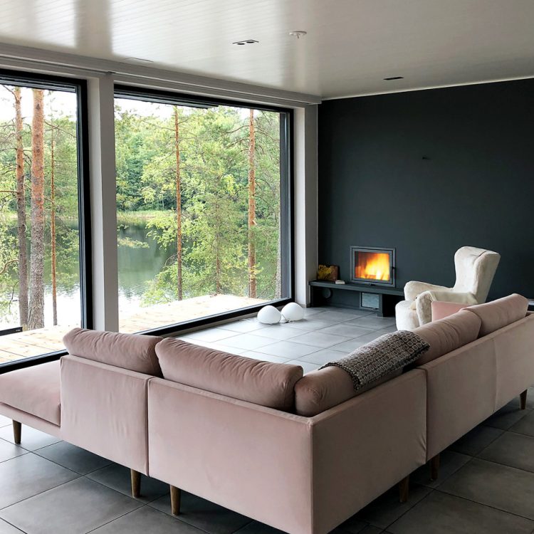 A black fireplace in a beautiful second home in Mäntyharju.